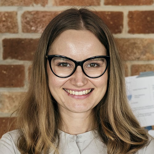 portrait of caucasian woman against brick wall P77RWQD